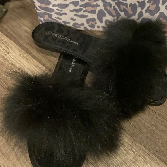 Slide style shoe with super fluffy fur on end. New. - Picture 1 of 3